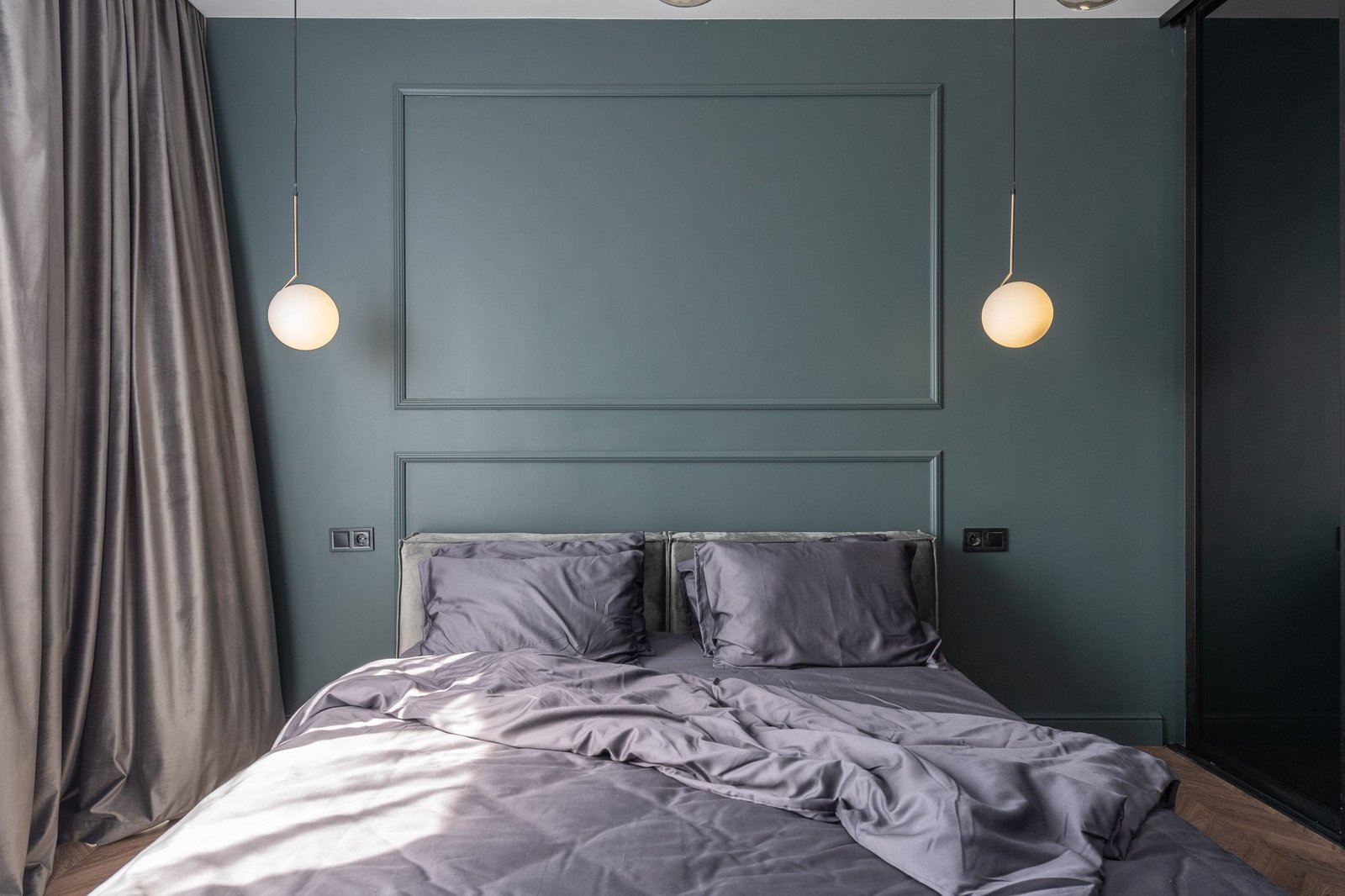 Calm bedroom with grey bedding and soft daylight, illustrating how sleep supports muscle growth, testosterone and recovery